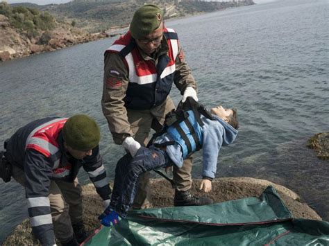 Migrant boats sink off Turkish coast; at least 4 dead